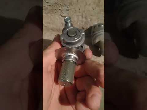 Видео: Замена карданчика КПП Ваз2110 Супер быстро Супер просто регулировка кулисы