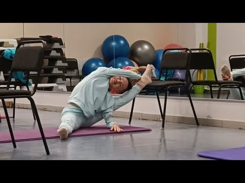 Видео: Розтяжка зі стулом/Стретчінг