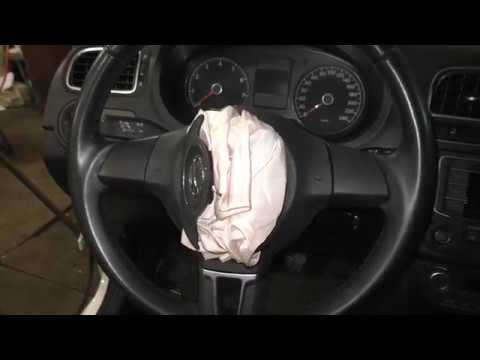 Видео: VW Polo Sedan - Как снять подушку безопасности водителя