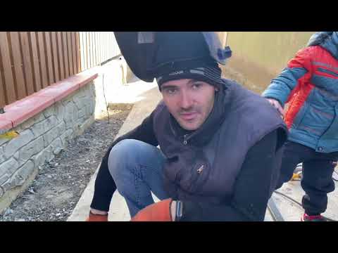 Видео: Стройтельство заборы установка из профнастила 17 часть (Глухие)