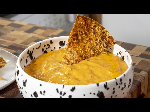 Видео: Как в кинотеатре. Сырный соус с мясом для чипсов. Начос из лаваша.