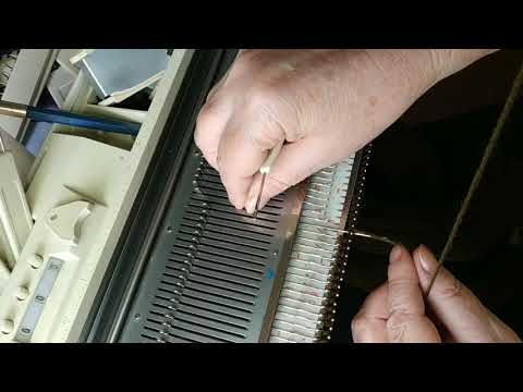 Видео: Способ закрытия петель ДЕККЕРОМ через колок на вязальной машине