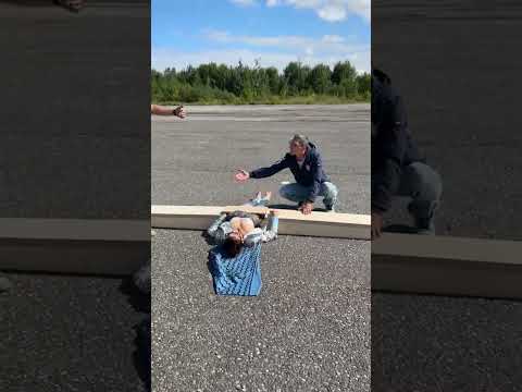 Видео: Якутянка Лариса Троева представила новый трюк: по ней проехал четырехтонный лимузин