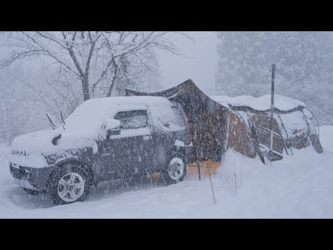 Видео: Автомобильный кемпинг при сильном снегопаде