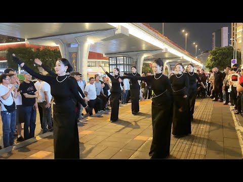 Видео: Красивые тибетские сестры, замечательный тибетский танец »счастливого дома«