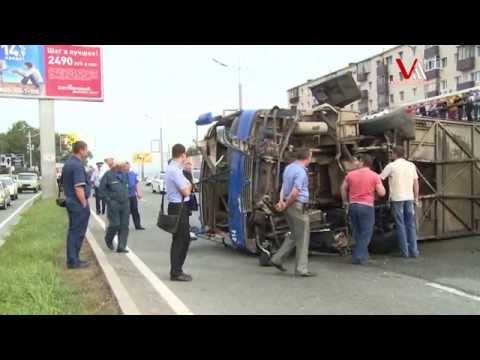 Видео: Автобус слетел с косогора на остановку