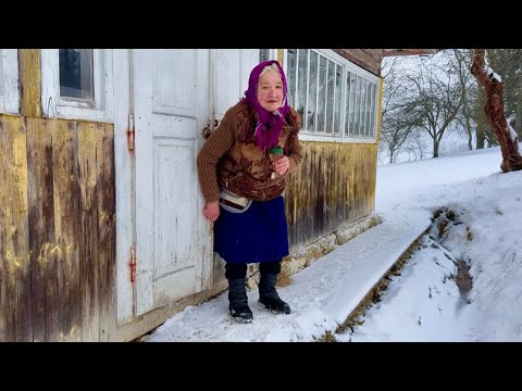 Видео: Тяжёлая одинокая жизнь 90-летней бабушки на вершине горы без цивилизации