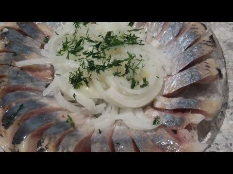 Видео: КАК ЗА 10 МИНУТ ПОЧИСТИТЬ СЕЛЕДКУ,и КРАСИВО ПОДАТЬ К ПРАЗДНИЧНОМУ СТОЛУ.