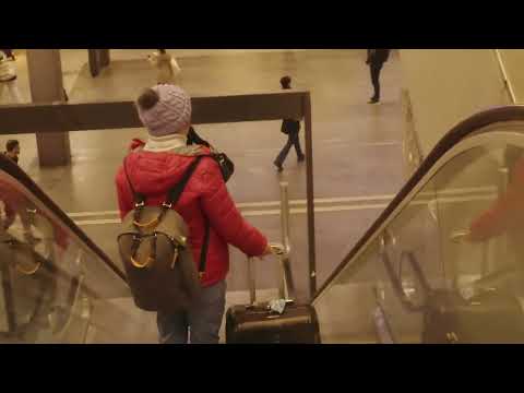 Видео: ШОК ЦЕНЫ в ЦЮРИХЕ 🤯 | Едем в Аэропорт! ✈️ Как найти дешевый билет и наш сломанный чемодан 🇨🇭