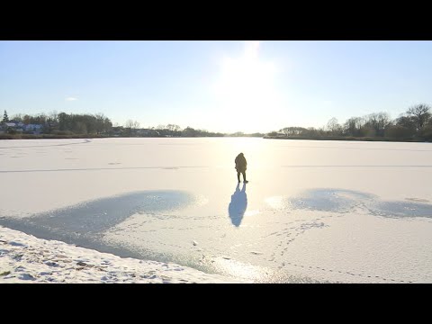 Видео: Как определить толщину льда? Зимняя рыбалка: правила безопасности. Что взять с собой?