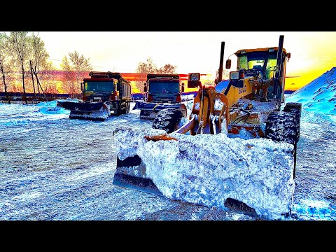 Видео: Уборка снега на Автогрейдере. Страшная метель. Пробую на КДМ.