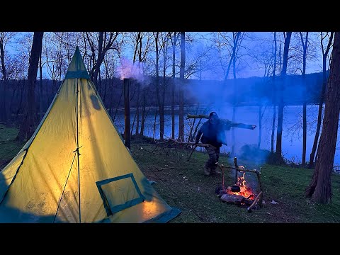 Видео: Горячий палаточный лагерь; Зимний лагерь ВЫЖИВАНИЯ Bushcraft. Приготовление рыбы на дровяной печи