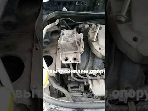Видео: Рено меган 2,замена верхней подушки двигателя.