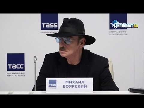 Видео: "Юбилей Михаила Боярского: премьера спектакля «В этом милом старом доме» в Театре им. Ленсовета