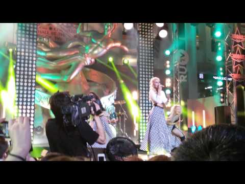 Видео: Ханна - Скромным быть не в моде. Шоу в вегасе