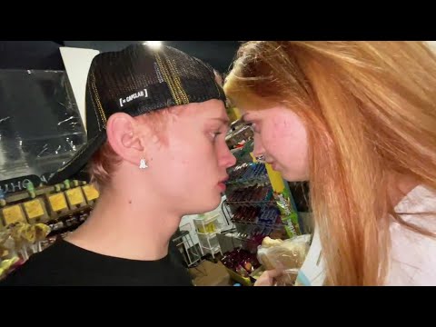 Видео: Даня Милохин и Айм Катюша в Сочи кушают шашлык и общаются с подписчиками | Стрим от 17.07.2022