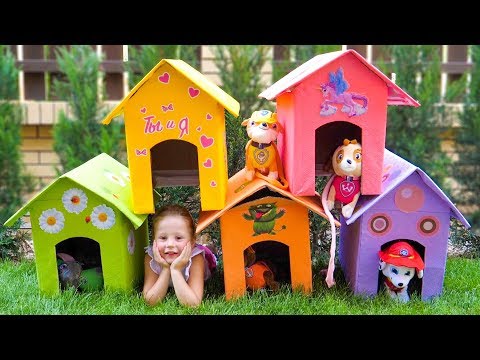 Видео: Настя и папа строят домики для собак / Nastya and papa makes playhouses for toys