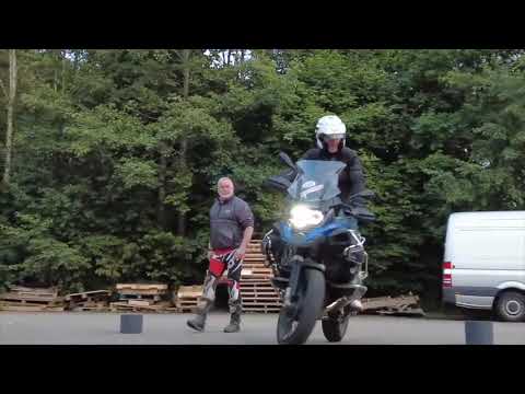 Видео: Навыки BMW GS: советы и приемы вождения чего-то совершенно необычного для Майка Спайка Эдвардса