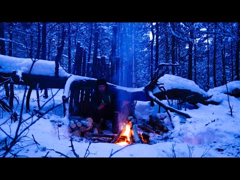 Видео: 16 ДНЕЙ одиночного кемпинга - зимние лагеря в диком лесу