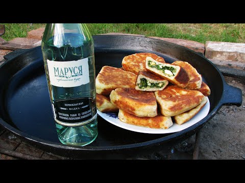 Видео: ПИРОГИ С ЛУКОМ в сковороде на костре.