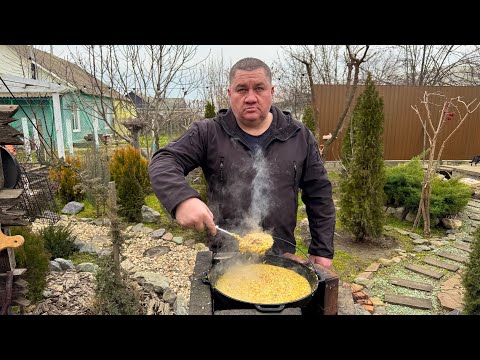 Видео: Полевая каша с тушёнкой в казане на костре!