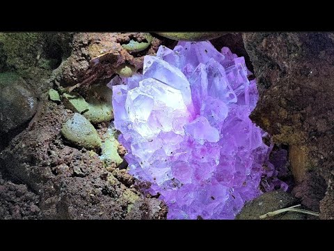 Видео: После сильного землетрясения. Странные алмазы появляются в трещинах пещеры