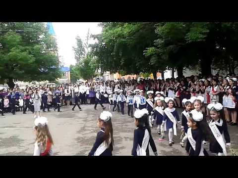 Видео: выход первоклассников