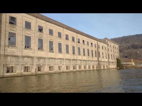 Видео: Вокруг старой тюрьмы с привидениями плавал большой сом