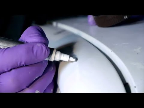 Видео: Как использовать карандаш для подкраски, чтобы заделать царапины на лакокрасочном покрытии автомо...