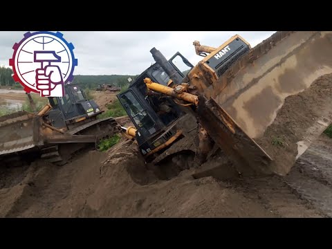 Видео: Шантуйку 32 стащило  с мокрой  дороги  шантуй 22 в помощь #tractors #ПОЛНАЯВЕРСИЯ, #SHANTUI #32 #22