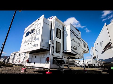 Видео: Единственный построенный в мире экземпляр | Arctic Fox 1163 TRUCK CAMPER Полный обзор!!