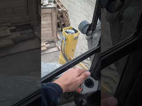 Видео: New Holland B115B      Органы управления запуск