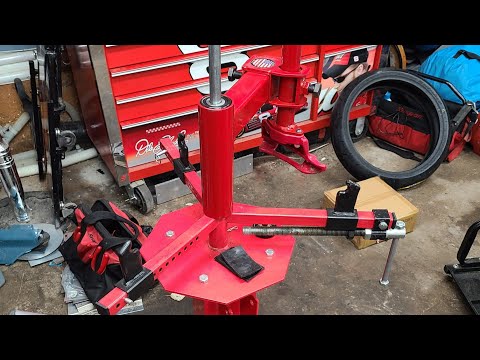 Видео: Монтаж шин вашего мотоцикла дома! Шиномонтажный станок за 150 долларов + утиная голова Lucidautow...