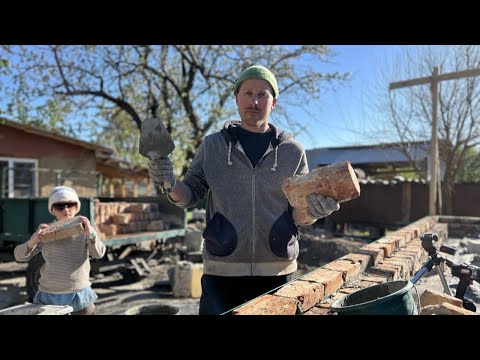 Видео: Строю кухню вместе с сыном! Был конструктором и сварщиком, а теперь стал каменщиком!