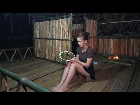 Видео: Хорошая девушка помогла человеку, которого ограбили на улице.