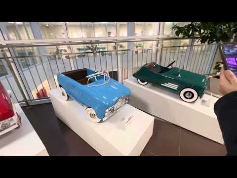 Видео: уникальная выставка, посвященная советским педальным автомобилям из коллекции Вадима Кунина часть 2