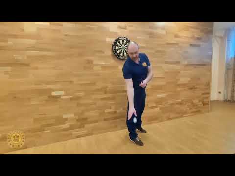 Видео: Уроки по игре в дартс с Евгением Изотовым (урок 23) 🎯 расслабление руки