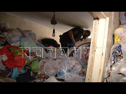 Видео: Чтобы вычистить квартиру до потолка заваленную мусором,МЧС выламывала дверь,а полиция искала хозяина