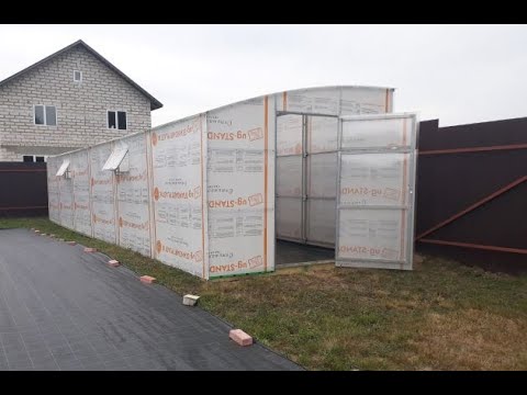 Видео: Сборка пристенной теплицы от компании Очень Крепко