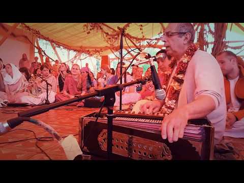 Видео: Ниранджана Свами счастлив:)) #суперкиртан;) - Гауранга 2017