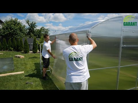 Видео: Сборка теплицы Гарант Прямостенная.