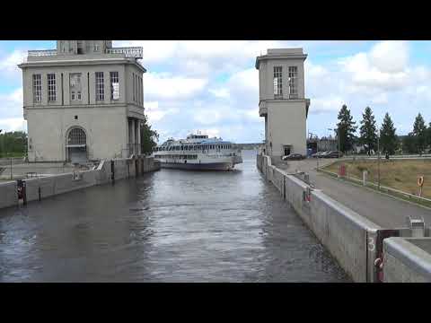 Видео: Теплоход "Башкортостан" заходит в шлюз ...