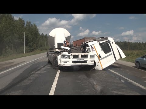 Видео: Фургон собрал 2 тачки и попал под цементовоз