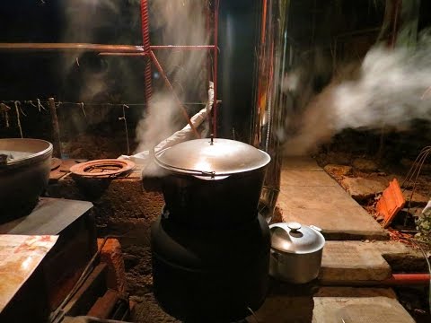 Видео: Варочная ракетная печь  =КUZMINKA= с дымоходом( часть 2)( ROCKET STOVE)