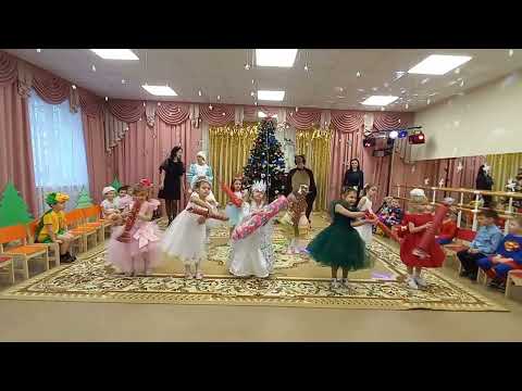 Видео: Новогодний утренник в средней группе