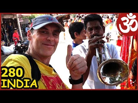 Видео: INDIA Вриндаван Уличный оркестр. вкусная еда - новый ресторан. Дурга Пуджа