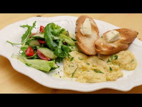 Видео: Нежный скрэмбл за 7 минут (как в кафе) + салат и тосты