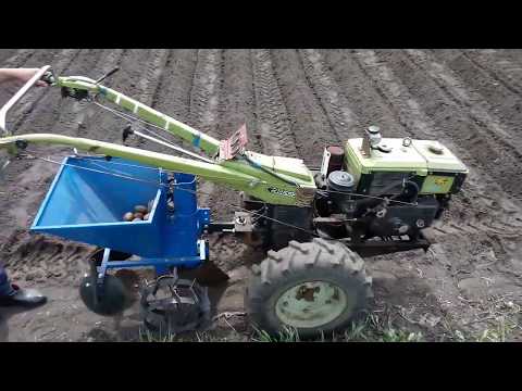 Видео: Испытание картофелесажалки КСП02.Тяжолый мотоблок зубр