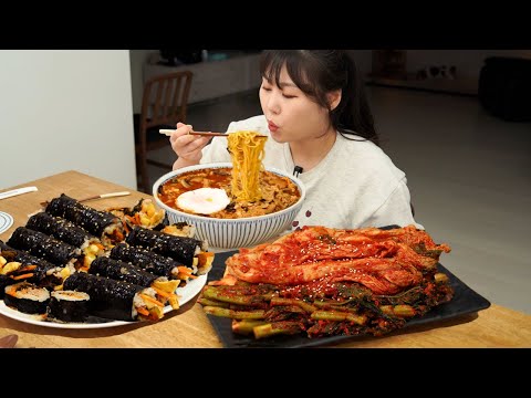 Видео: Муж приготовил грибной рамен, а я сделала маленький кимбап.🍜Мукбанг с кимчи.