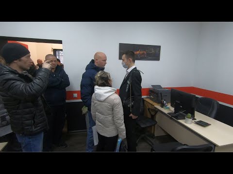 Видео: Шарлатаны из автосалона спрятались от клиентов